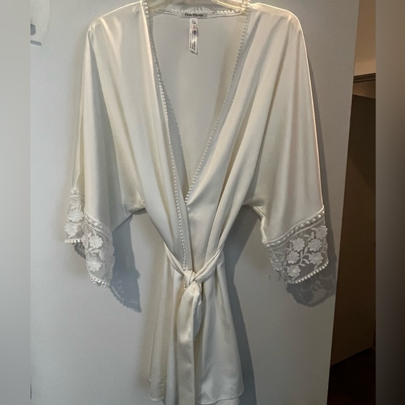 Ivory Robe - Picture 3 of 7
